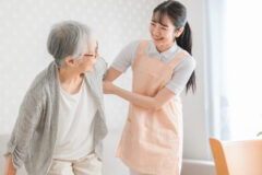高齢者に寄り添う女性