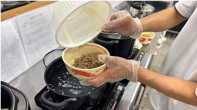 介護施設の麺献立準備