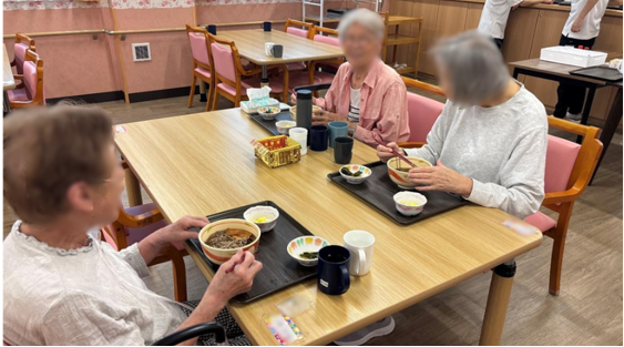 介護施設の食事風景
