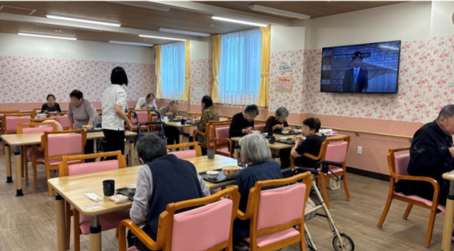 介護施設の食事風景